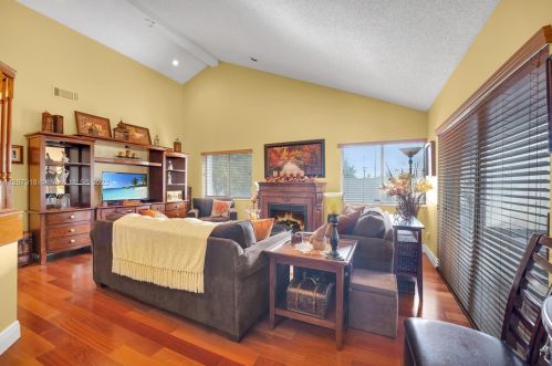 18126 61st Pl, Hialeah FL  33015-5601 exterior