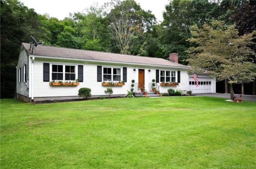 27 Ridgewood Rd, Woodbury, CT 06798-3815