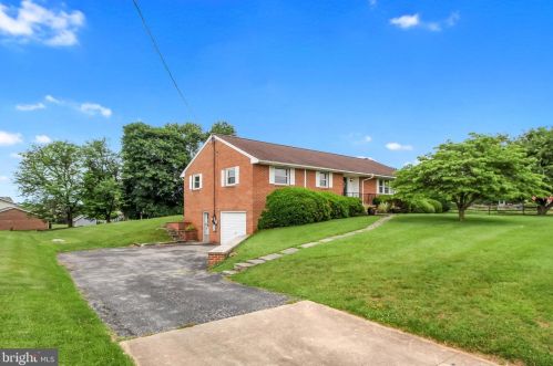 5350 Board Rd, Mount Wolf, PA 17347-9704