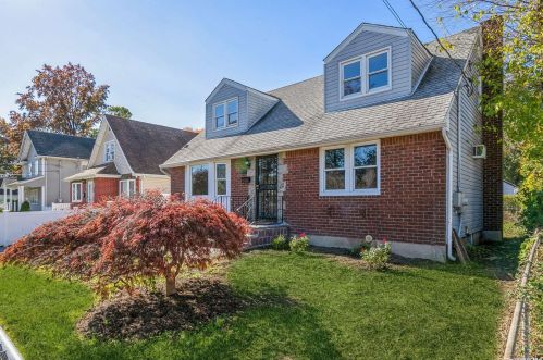 245 Monitor St, Westbury, NY 11590-3524