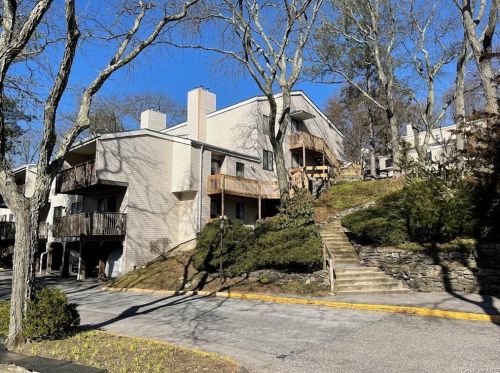 20 Hillside Ter, White Plains NY  10601-1101 exterior