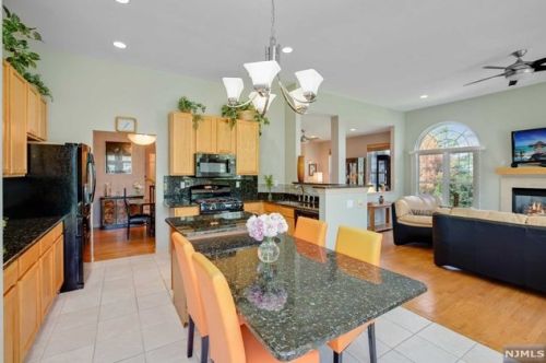 22 Winding Way, West Paterson NJ  07424-2665 exterior