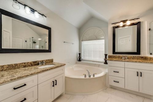 9427 Vis Cir, Irving TX  75063-5064 exterior