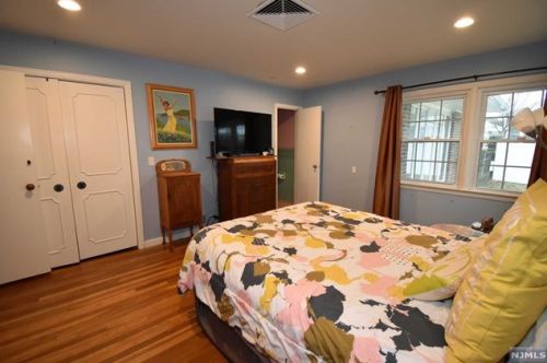 26 Elmwood Ter, Elmwood Park NJ  07407-1729 exterior