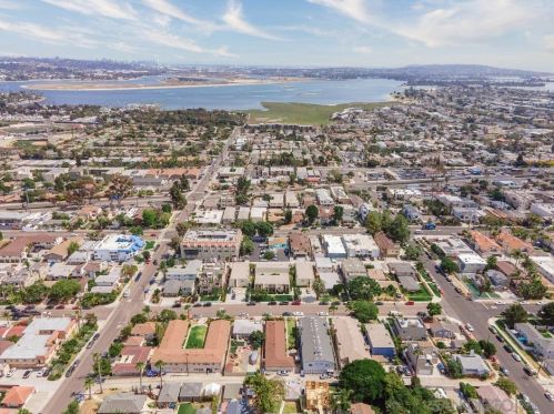 2142 Felspar St, San Diego, CA 92109-3622