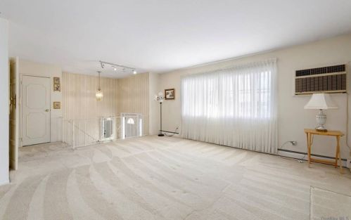 10 Pollok Pl, Hicksville NY 11801-2220 exterior