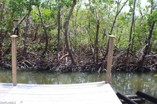 32 Fairview Blvd, Fort Myers Beach FL  33931-4565 exterior