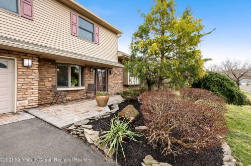 59 Edwards Dr, East Freehold, NJ 07728-1310