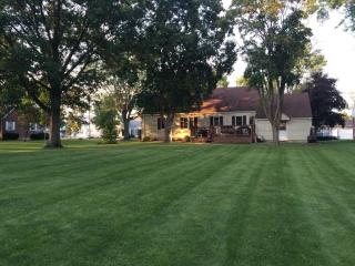 413 Erie St, Woodville, OH 43469-1325