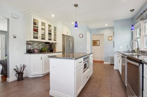 37 Hillside Ave, Groton CT  06340-5525 exterior
