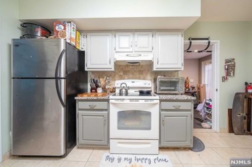 9 Lawrence Ct, Teaneck NJ  07666-6489 exterior