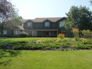 1657 Legend Hill Ln, Waukesha, WI 53189-8085