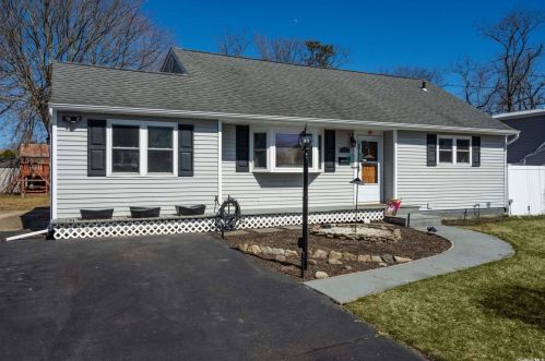 11 Race Pl, Oakdale, NY 11769-1705