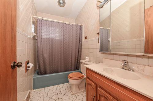 6371 Kinnickinnic Riv Pkwy, Milwaukee WI 53219-3015 exterior