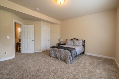 844 Keeneland Green Dr, Hamilton KY  41091-8016 exterior