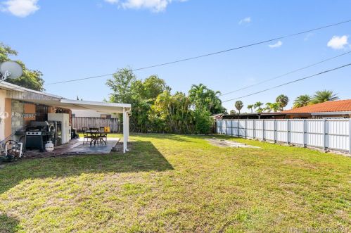 1315 76th St, Hialeah FL  33014-3424 exterior