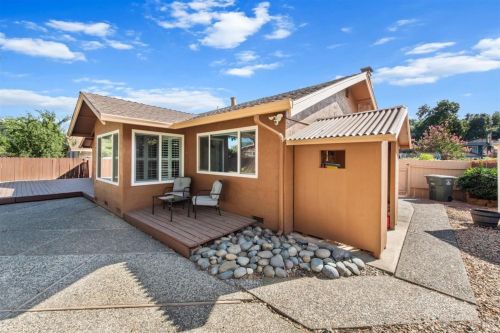 221 Alamo Dr, Vacaville CA  95688-2423 exterior