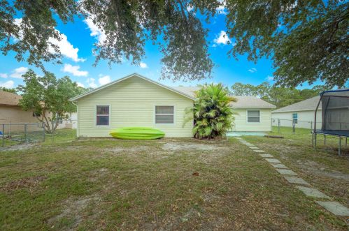 3291 Quay St, Fort Pierce, FL 34984-6518