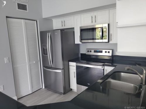 524 Villa Cir, Boynton Beach FL  33435-8912 exterior
