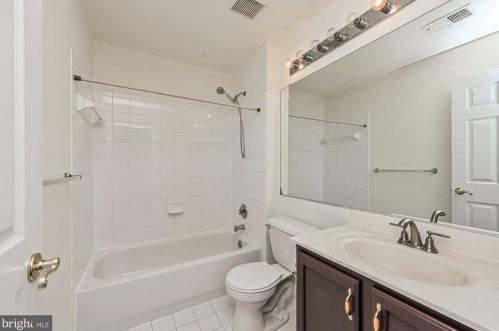 2617 Logan Wood Dr, Herndon VA 20171-4367 exterior