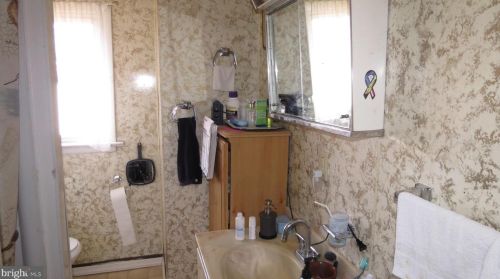 208 Chestnut Ave, Camden NJ  08109-2049 exterior