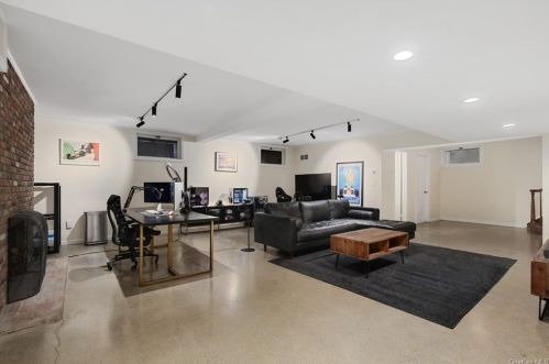 164 Westchester Ave, Scotts Corners NY  10576-1705 exterior