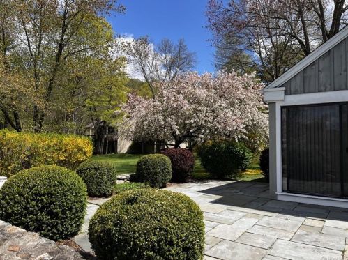 7 Heritage Hills Dr, Somers Town, NY 10589-3166