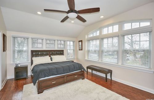 18 Pinewood Ln, New Hyde Park NY  11040-3321 exterior