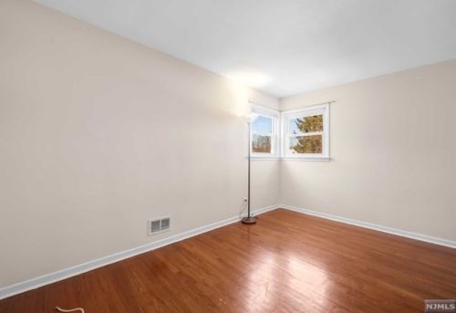 525 Oritani Pl, Teaneck NJ  07666-1637 exterior