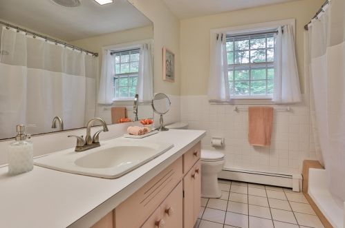 14 Pinewood Dr, Amherst NH  03031-3101 exterior