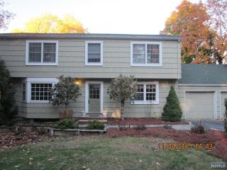 107 Manito Ave, Oakland, NJ 07436-4010