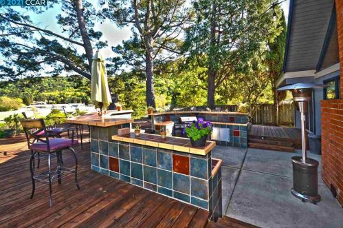 2480 Ln Canada Ct, Pinole CA exterior