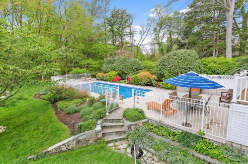7 Dancy Dr, Stamford, CT 06902-1405