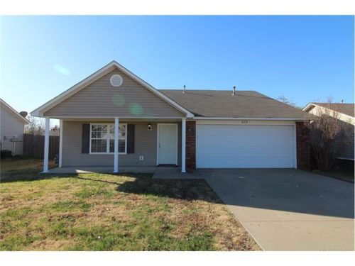 629 Cummings Ave, Bartlesville, OK 74006-1936