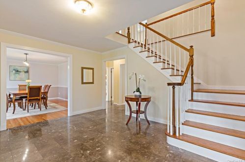 16 Paxford Ln, Scarsdale, NY 10583-3318