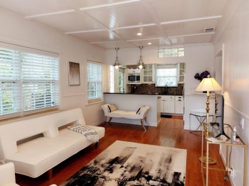 735 Newark St, West Palm Beach, FL 33401-6645