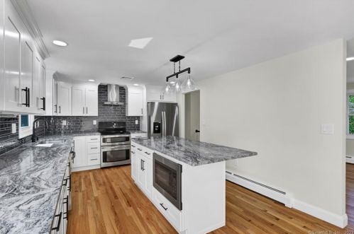 19 Mohawk Cir, Windsor CT  06095-2656 exterior
