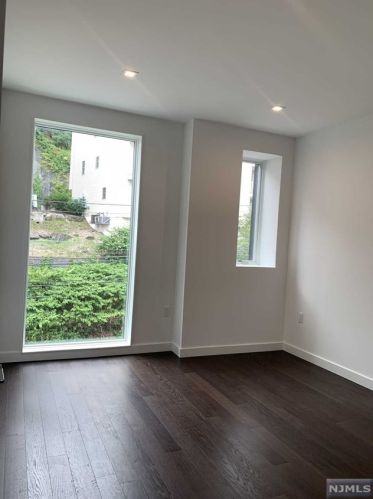 232 Old River Rd, Edgewater NJ  07020-1692 exterior