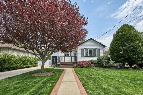 2063 Spruce St, North Wantagh, NY 11793-4117