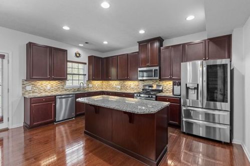 8054 Hinsdale Ln, Mc Donald, PA 15057