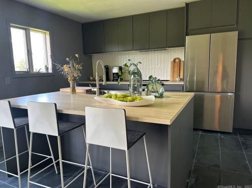 10 Surdan Mountain Rd, West Woods CT  06069-2428 exterior