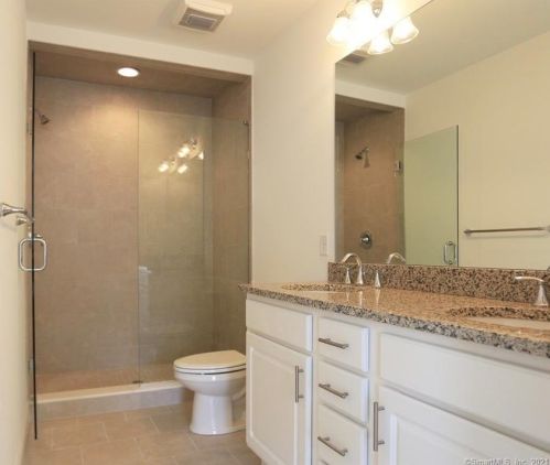 512 Copper Square Dr, Bethel, CT