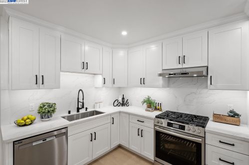 506 Oak Ave, Redwood City, CA 94061-2217