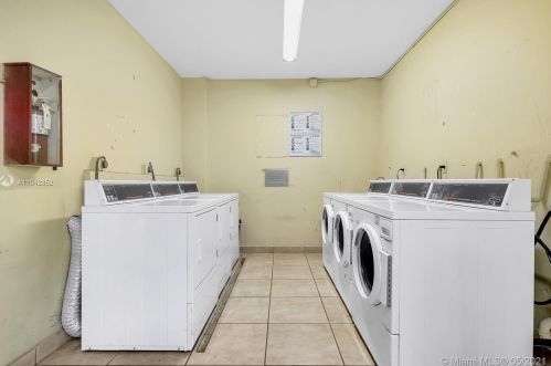 17500 68th Ave, Hialeah FL  33015-4042 exterior