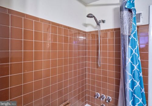 6833 Lee Ave, Camden NJ  08110-6122 exterior