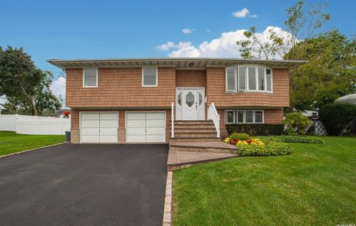 324 Seward St, Babylon, NY 11704-3029