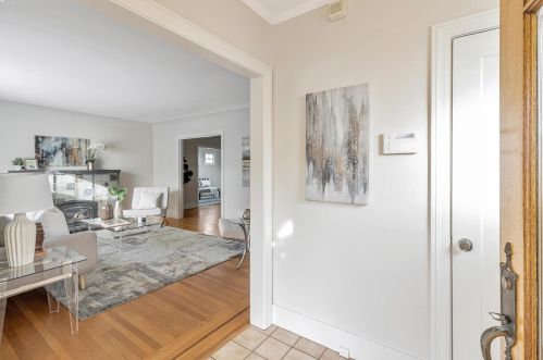 2800 Kingsland Ave, Oakland CA  94619-3325 exterior