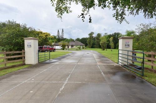 3500 Boggy Crk Rd, Kissimmee FL 34744-9413 exterior