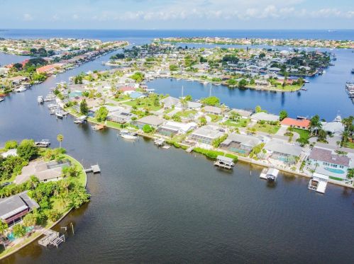6437 Lake Sunrise Dr, Ruskin, FL 33572-2304