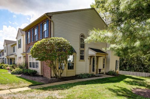 4 Whistler Dr, East Freehold, NJ 07728-5104